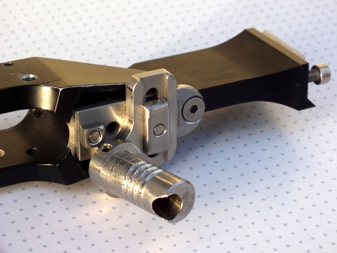 Fully adjustable offset grip
